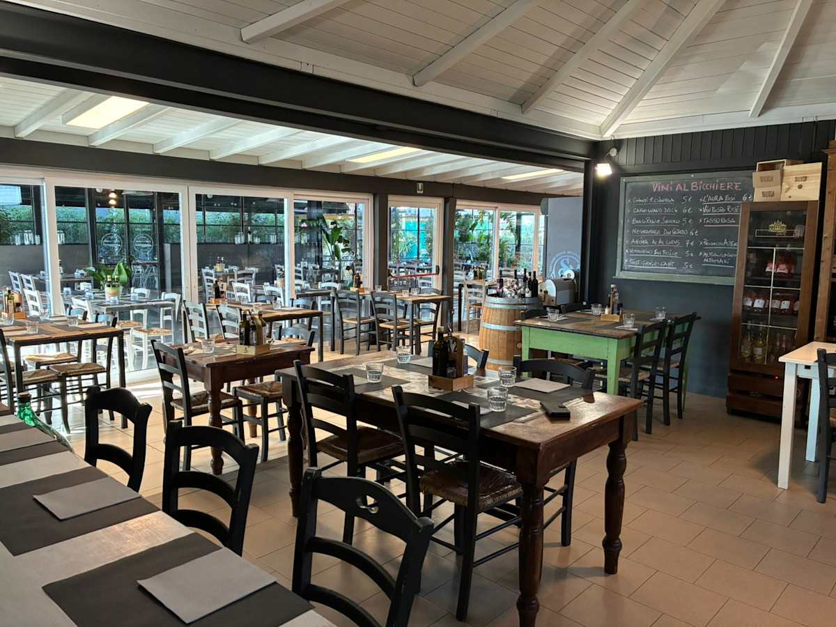 La sala luminosa del ristorante